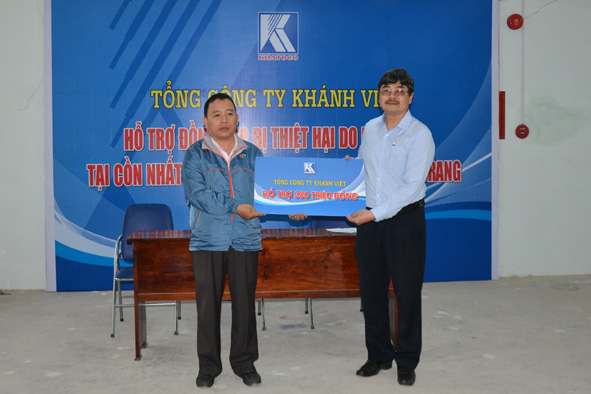 Tổng công ty Khánh Việt hỗ trợ 380 triệu đồng cho người dân bị hoả hoạn